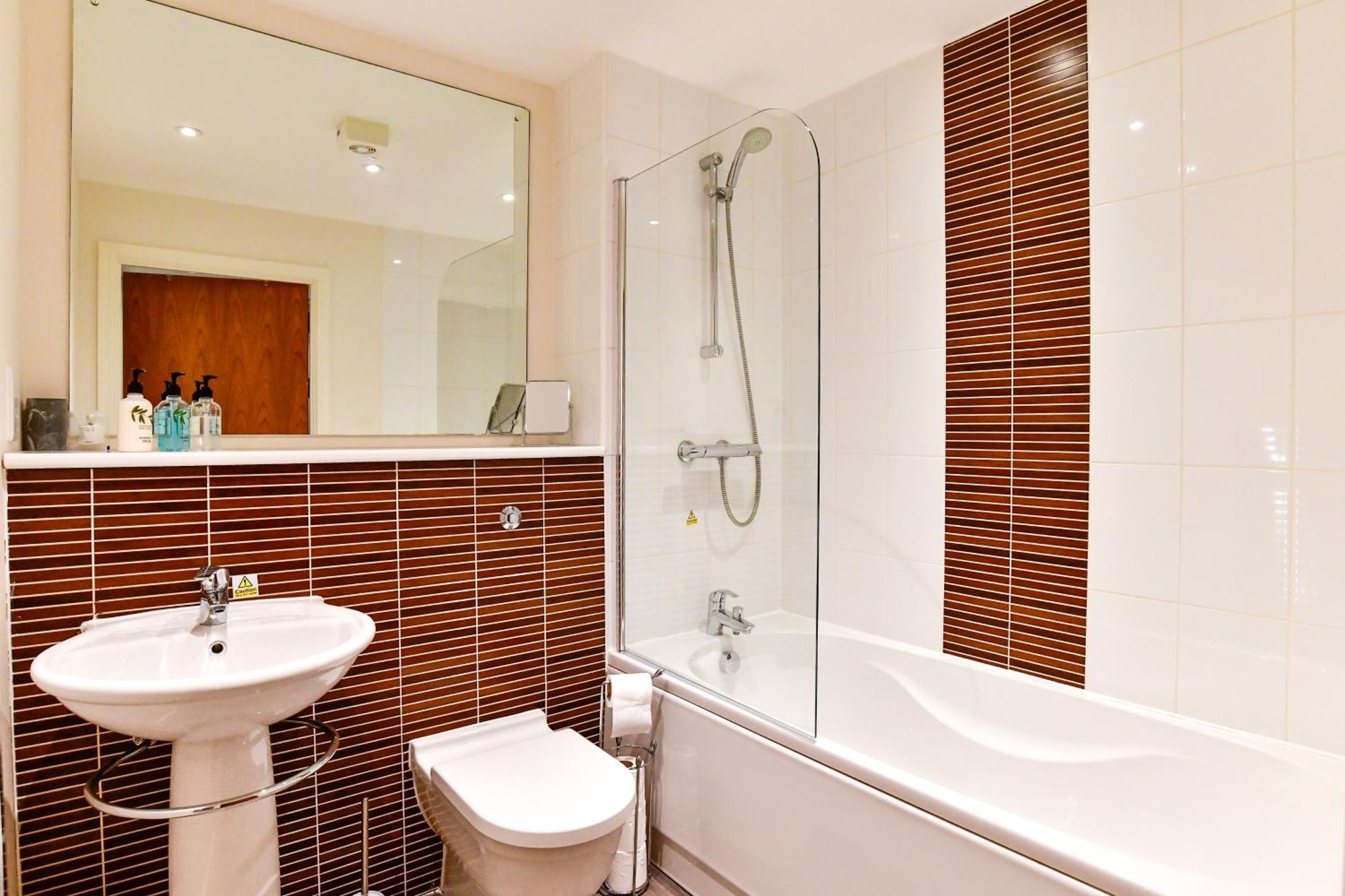 View 1 Bed With Parking Apartment *